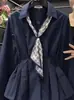 Bufanda de Seda con Diseño Retro Camisa Blanca de Manga Larga Nuevo Estilo Otoño 2026 Top Elegante que Ceñe la Cintura Adelgazante 10287