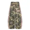 Pantalones casuales de moda de pierna ancha con caída fluida, colorblock a rayas de camuflaje retro americano, bordado de letras, corte holgado