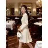 Atuendo para el Año Nuevo Coreano: Vestido Blanco con Estilo Inspirado en Chanel, Ceñido a la Cintura, Falda Plisada Adelgazante, Elegante y Sofisticado Vestido Suéter