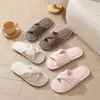 Nuevas zapatillas de algodón de pana cruzadas para venta transfronteriza, venta al por mayor para el hogar de otoño e invierno, zapatillas cálidas de interior para mujer, invierno