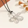 Corrente para Suéter Elegante com Flor Recortada e Corda Preta Ajustável - Estilo Blogger Coreano Ins - Simples e Versátil