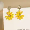 Pendientes de Flor Amarilla 2025 Nuevo Estilo Caliente Pendientes Pequeños de Alta Gama que Resaltan la Cara para Caras Cuadradas y Redondas Pendientes Pequeños de Margarita Elegantes