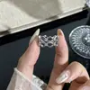 Anillo de plata de ley S925 con patrón de diamantes y circonita cúbica hueca para mujer, un diseño de nicho y sofisticado, versátil y ajustable, nueva joyería para manos