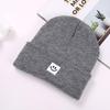 Chapéus de Rosto Sorridente para Outono e Inverno, Gorros de Tricô com Etiquetas, Chapéus Unissex para Clima Frio, Gorros de Tricô de Cor Sólida, Gorros de Tricô com Rosto Sorridente em Estoque