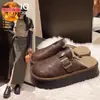 Zapatos de algodón gruesos y mullidos estilo Birkenstock para mujer, diseñados para uso en exteriores en la temporada otoño/invierno 2026, con un diseño de slip-on para ponérselos fácilmente, proporcionando calidez y comodidad tanto para uso en interiores como en exteriores