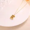 Design estilo europeu e americano senso de design pingente de aço titânio moda simples colar com letra em inglês pingente gordinho não desbota produto novo