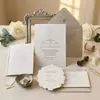 Set de invitaciones de boda con insignia repujada vintage con un toque de alta gama, encaje y diseño repujado único, tarjeta de invitación de boda nueva estilo occidental