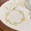 Pulsera de trébol rosa con microincrustaciones de circonita calada de alta gama de lujo ligero con temperamento dulce y diseño moderno para mujer