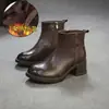 Jie Zou Outono 2026 Novo Couro de Cordeiro Mais Veludo Quente Retrô Bico Redondo Salto Bloco Botas de Cano Curto Moda para o Trabalho Versátil Sapatos Femininos