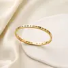 Pulseira Fashion de Aço Inoxidável com Fivela de Numerais Romanos e Diamantes, Ouro 18K, Exquisite e de Alto Padrão, Mesmo Estilo da Celebridade da Internet, Não Desbota