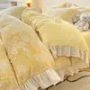Juego de cuatro piezas de sábanas de leche de terciopelo tallado tridimensional simple y fresco, con borde completamente mate, clase A, juego de cama de tres piezas con sábana bajera y falda de cama 1
