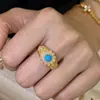 Anillo de explosiones del Libro Rojo Pequeño turquesa cepillado con diamantes completos 2025 nuevo anillo de diamante destellante de pino azul dorado de industria pesada antigua