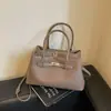 Bolsa de mão de luxo leve transfronteiriça feminina nova elegante retrô para o dia a dia bolsa tipo balde versátil nicho bolsa de ombro único transversal moderna