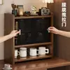 Porta-copos estilo retrô, prateleira de armazenamento e exposição em vários níveis para o hall de entrada, sala de estar ou mesa de trabalho; um expositor doméstico para copos de água e xícaras de café