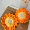 Girasoles tridimensionales de punto de lana hechos a mano listos para usar, un regalo súper vendido para la temporada de graduación, disponible para venta al por mayor
