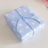 Una variedad de lindos papeles de regalo de dibujos animados para regalos navideños, materiales de embalaje para cajas de regalo, papel de regalo mixto de alta apariencia