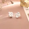 Brincos de tarraxa pequenos com flor escovada em metal sensação de alta qualidade estilo cool acessórios de temperamento da moda brincos versáteis pequenos e delicados requintados