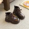 Botas de Pelúcia Infantis Estilo Martin Outono/Primavera Novo Estilo Britânico para Meninos Botas de Couro com Solado Macio Botas Curtas para Meninas Botas Quentes de Algodão Antiderrapantes