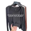 Camiseta versátil de color liso, suave y sencilla, de manga larga, cuello en U, estilo dos piezas falsas para mujer, top de moda estilo coreano para otoño 2025