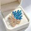 Broche de pena de pavão multicolorido de alta resistência, liga metálica com detalhes de pedras coloridas, adequado para ternos, casacos, cheongsams e vestidos formais como acessório ou lapela.