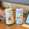 Mini taza térmica de dibujos animados con temática de manzana, una botella de agua linda y elegante para niñas, portátil y compacta, perfecta para llevar de viaje.