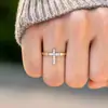Diseño de Nicho Transfronterizo Anillo de Cobre de Alta Gama en Forma de Cruz con Incrustación de Circonita, Joyería de Lujo Ligero, Accesorios de Yiwu, Accesorios para Mujer