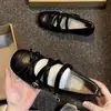 Sapatos baixos rasos estilo bailarina com laço, estilo francês, para mulheres, novidade outono 2026, sapatos Mary Jane vintage de couro macio com tira cruzada