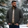 2026 Invierno Amazon Xiyin Moda Masculina 3D Transfronteriza Moderna Cálida Holgada Color Sólido Chaqueta de Algodón Talla Europea