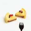 Resina de simulação cereja maçã triângulo bolo mousse diy casa de brincar infantil acessórios de brinquedo