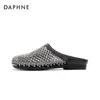 Pantuflas cerradas para mujer 2025 nuevo estilo de verano con pedrería, malla transpirable, diseño hueco, adecuadas para usar al aire libre, zapatos planos casuales para mujer