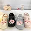 Pisando em cocô sentindo sapatos furados mulheres verão uso externo 2025 novo estilo primavera aumento de altura sola grossa chinelos de duas formas antiderrapante bico fechado meio chinelo