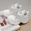 Zapatillas blancas para niñas 2026 otoño nuevo zapatos de papá mariposa para niños zapatillas deportivas populares antideslizantes de princesa para niñas