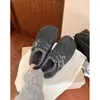 Sapatos Birkenstock de pelúcia totalmente fechados femininos 2026 outono e inverno novo estilo sola grossa sapatos cinzas peludos sapatos de algodão aumento de altura interna botas de neve