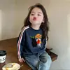 Camiseta infantil de algodão puro estilo americano com três listras para meninas, nova blusa estampada estilosa de manga comprida para crianças mais velhas, primavera e outono
