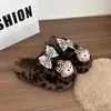 Nuevas zapatillas peludas lindas con lazo de moda para el hogar 2026, zapatillas de algodón de suela gruesa para otoño e invierno, diseño de animal estilo coreano para mujer