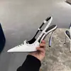 Novas sandálias de salto alto stiletto de metal com bico fino, estilo europeu e americano, com laço e tachas, sapatos femininos fechados na frente, decotados nas costas, sexy, tamanho grande