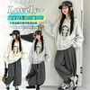 Sudadera pequeña con estampado de jade para niña estilo coreano, nueva colección de otoño 2026, conjunto de sudadera con capucha y pantalones a la moda