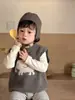 Roupas de Outono para Bebê 2026 Novo Estilo Coreano Roupas Infantis Roupas de Outono para Crianças Conjunto de Camiseta de Manga Longa e Colete de Tricô para Meninos