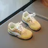 Tênis para meninas 2026 nova moda primavera e outono sapatos de treino infantis alemães sapatos casuais brancos de sola macia para meninos sapatos para meninas