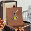 No es el mismo estilo que el colgante de diseño para mujer de Calcedonia Natural Retro Francés con un toque de nicho y alta gama, que presenta un diseño de falda pequeña en forma de abanico