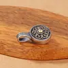 Acessório Clipe de Ornamento de Latão Incrustado com Mantra de Seis Palavras de Xizang em Prata de Lei S925 com Textura Vajra Vintage Pendente Lateral