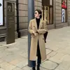 Trench coat de cor cáqui para primavera e outono para mulheres, novo casaco de comprimento médio até o joelho estilo coreano 2026 para figuras petites, moderno