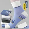 Meias Masculinas de Cano Médio para Primavera e Outono, Absorventes de Suor, Respiráveis, Resistentes a Odores, Esportivas, Listradas Coloridas, Estilo Estudante, Tendência Estilo Ins