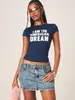 Camiseta corta de moda estilo americano con estampado de letras, corte ajustado, cuello redondo, elástica, corta y perfecta para un look elegante y atrevido
