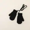 Diseño simple se refiere a guantes de punto para niños, guantes de lana de una sola capa cálidos de invierno, manoplas de estilo colgante para bebé con correa para el cuello
