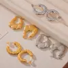 Nuevos pendientes de acero de titanio con hebilla de oreja de piedra hueca elegante de estilo europeo y americano, elegantes y a la moda con forma de flor.