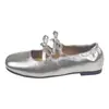 Novos sapatos de noite quentes estilo brisa, bico quadrado, sapatos baixos de camurça com laço, sapatos Mary Jane femininos estilo francês 2026, elegantes outono