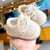 Zapatos para niños pequeños, nuevos modelos de primavera y otoño, zapatos para principiantes para bebés niñas de 1 a 2 años, suela blanda, antideslizantes, zapatos que chirrían
