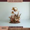 Escena de decoración de escaparate de tienda de ropa con flores de otoño, juncos, hierba y flores secas para una transmisión en vivo con temática femenina