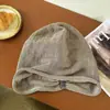 Touca de linho fresca e respirável para mulheres, novo estilo primavera/verão, afina o rosto, touca de enfiar com borda dobrada, chapéu plissado para clima frio, moderno